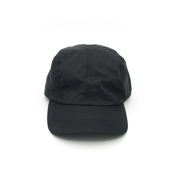 काले पॉलिएस्टर कैप्स