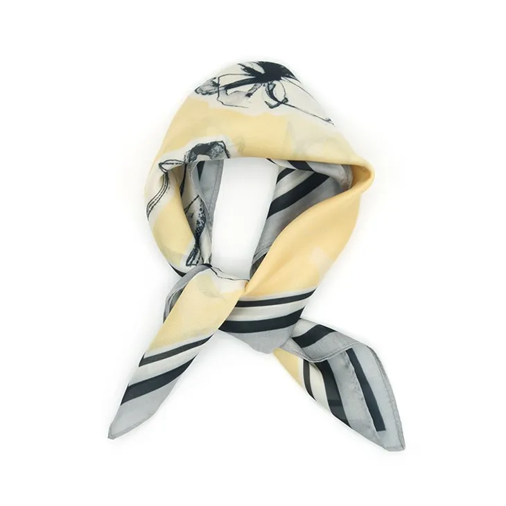 क्लासिक फ्लोरल पॉली स्कार्फ़